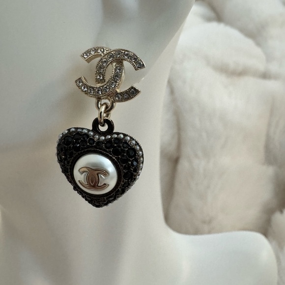 Chanel Pearl Crystal CC Heart Drop Earrings - Picture 4 of 10